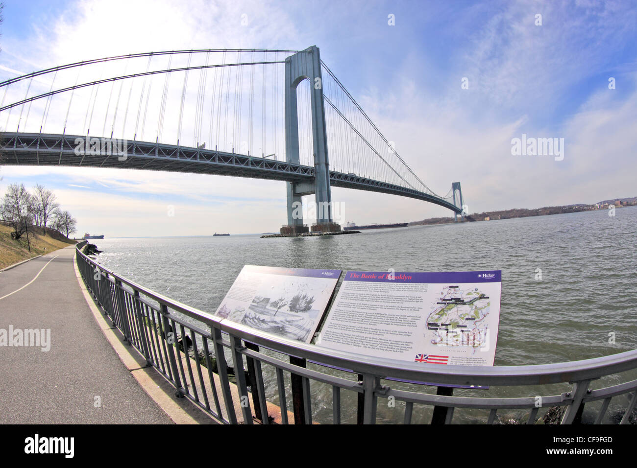 Verrazano Narrows Bridge il collegamento di Brooklyn e Staten Island oltre il porto di New York New York City Foto Stock