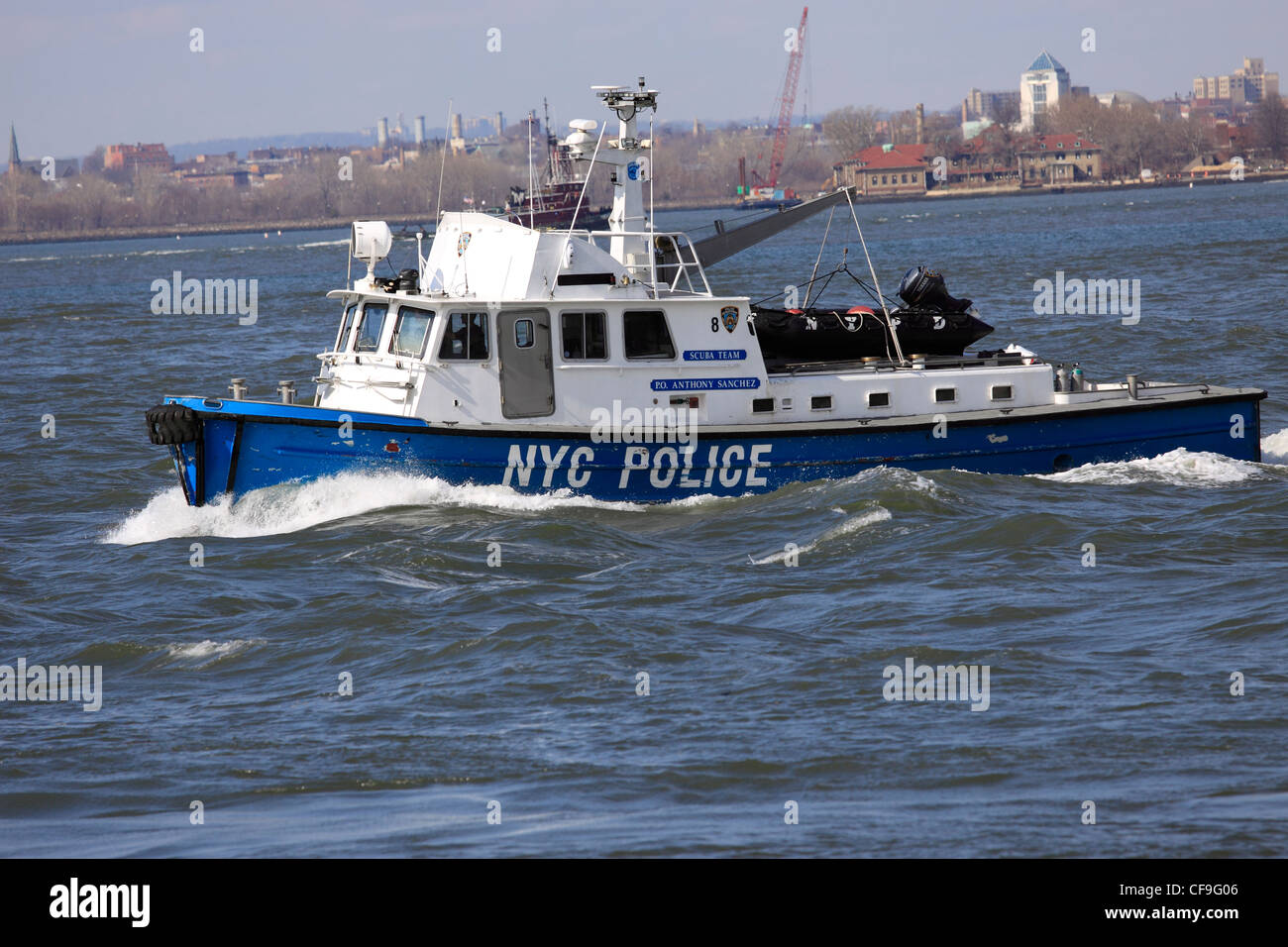 New York City del Dipartimento di Polizia di barca nel porto di New York al di fuori della Red Hook Brooklyn Foto Stock
