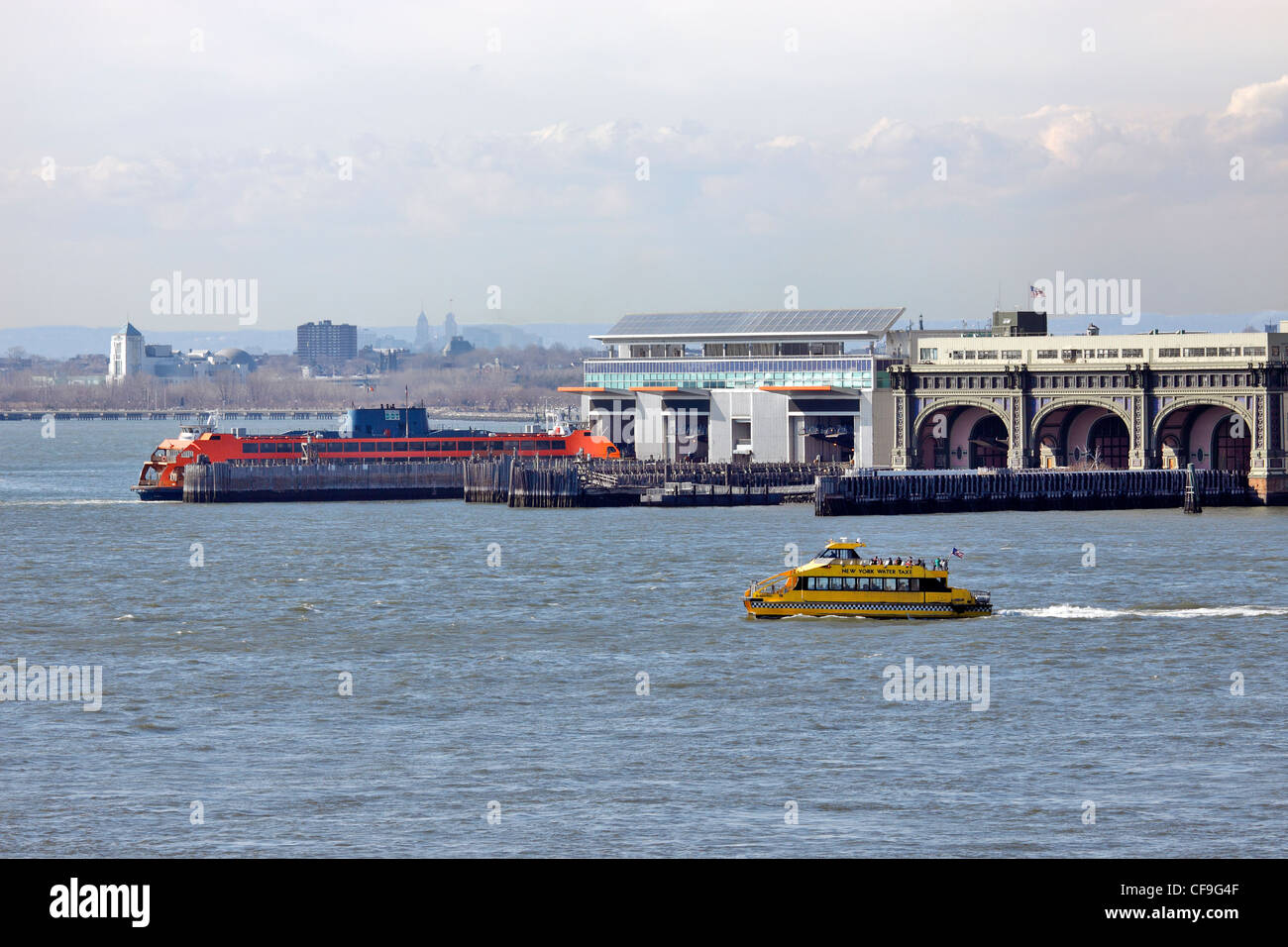 Un acqua taxi sull'East River giù da Staten Island Ferry Terminal sulla punta meridionale di Manhattan a New York City Foto Stock