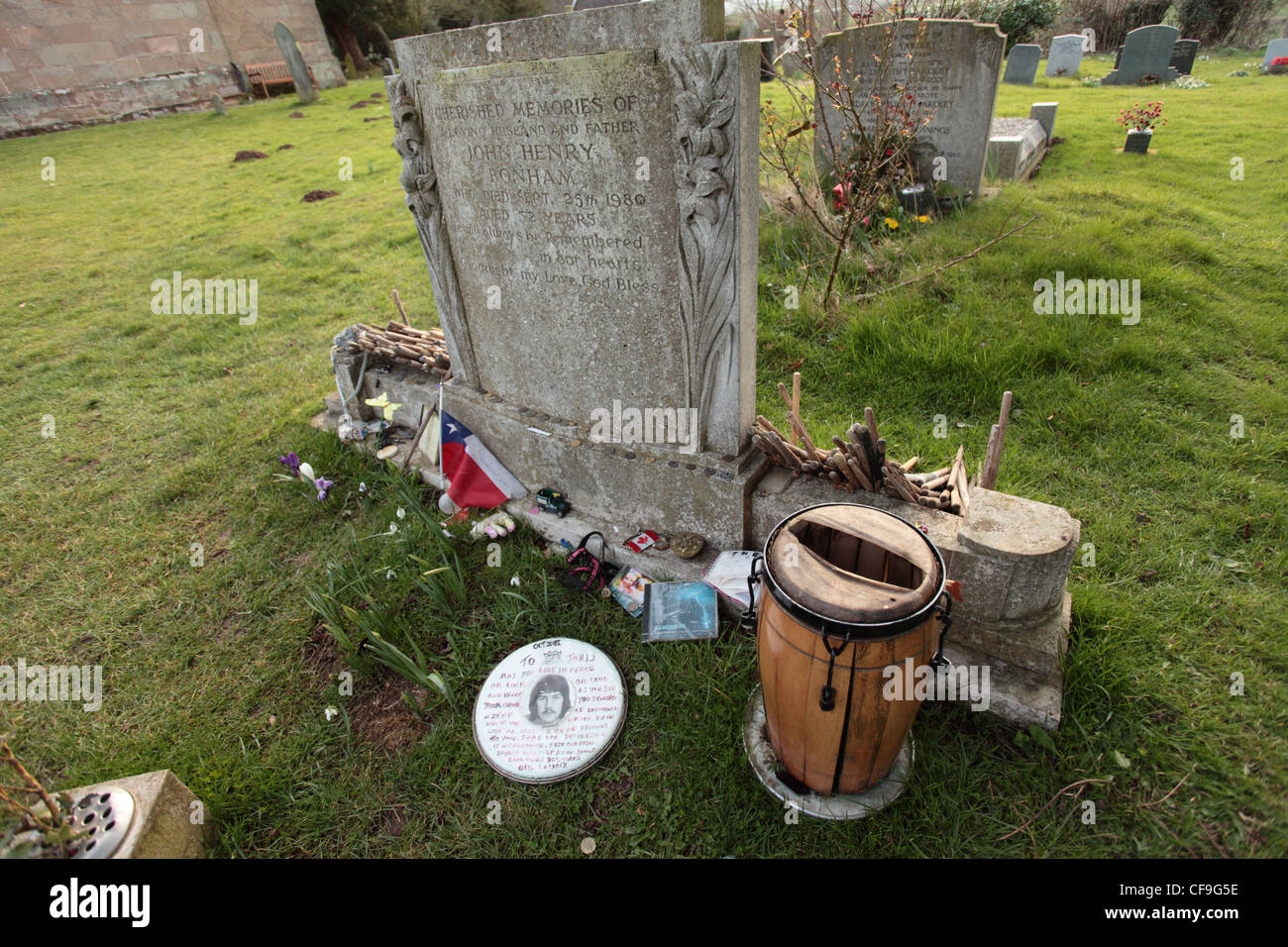 La tomba di rock batterista John Bonham (31 maggio 1948 - 25 settembre 1980) di Led Zeppelin. Rushock, Worcs REGNO UNITO Foto Stock