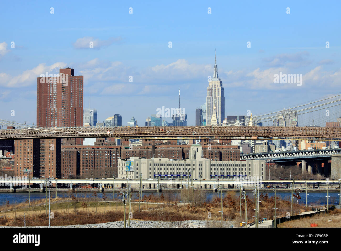 Vista del Ponte di Brooklyn e la parte inferiore di Manhatttan dal lungomare di Brooklyn New York City Foto Stock