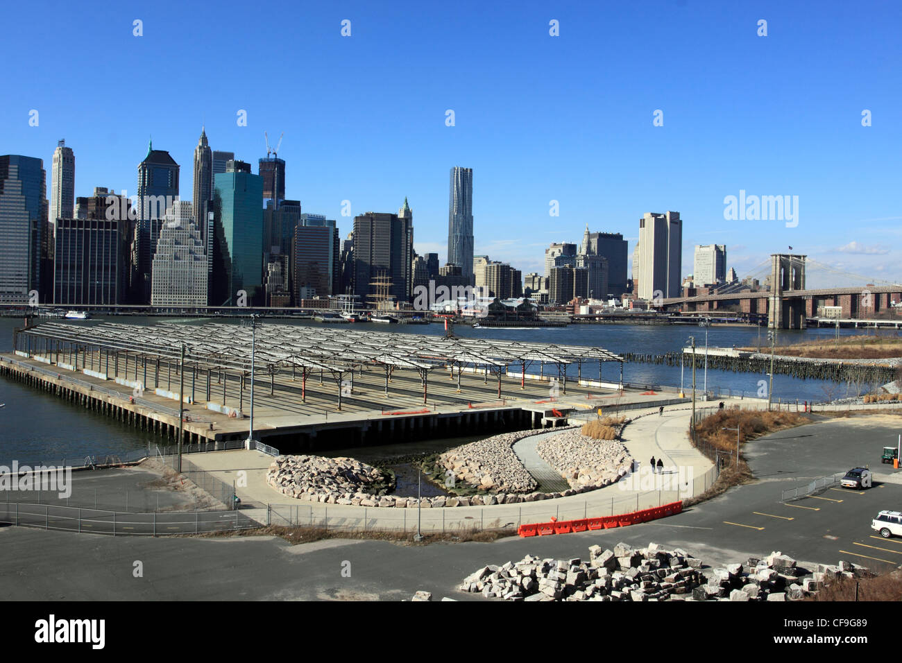 La parte inferiore di Manhattan New York City vista da Brooklyn attraverso l'East River. Foto Stock