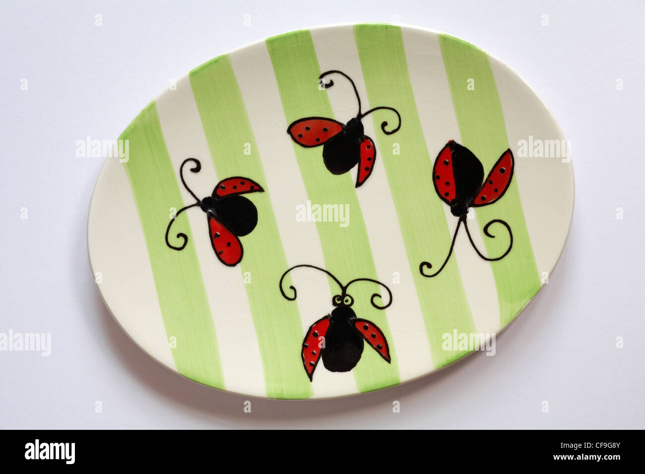 Decorativo dipinto ovale piastra con battenti coccinelle su isolati su sfondo bianco Foto Stock