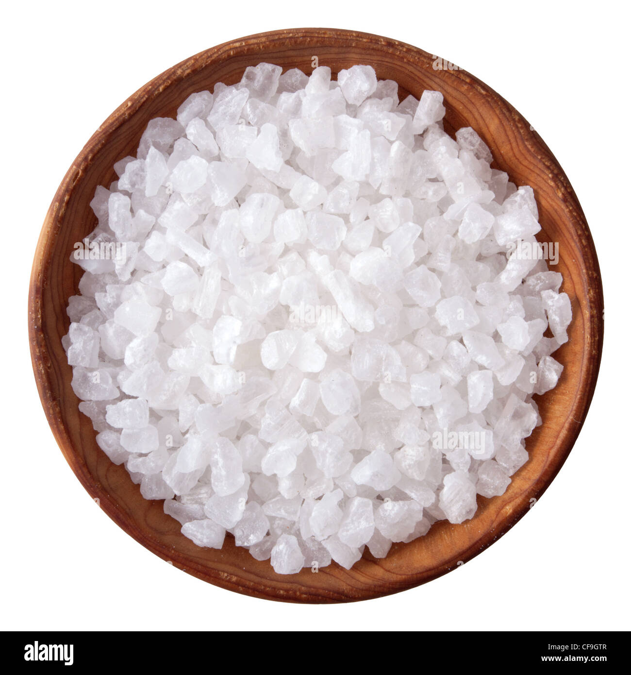 Ciotola di legno piena di sale marino su sfondo bianco Foto Stock
