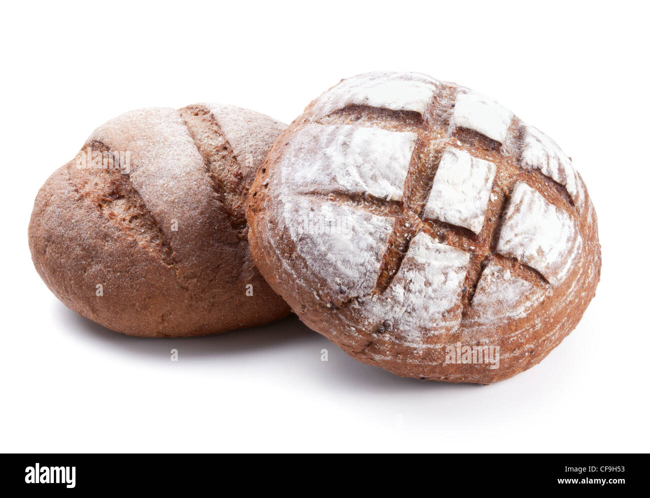 Pane fatto in casa da farina di segale su sfondo bianco Foto Stock