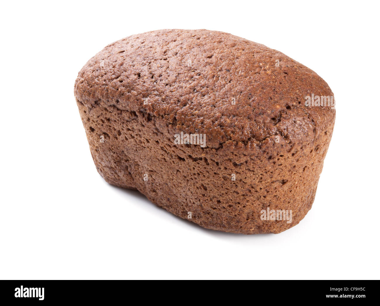 Pane fatto in casa da farina di segale su sfondo bianco Foto Stock
