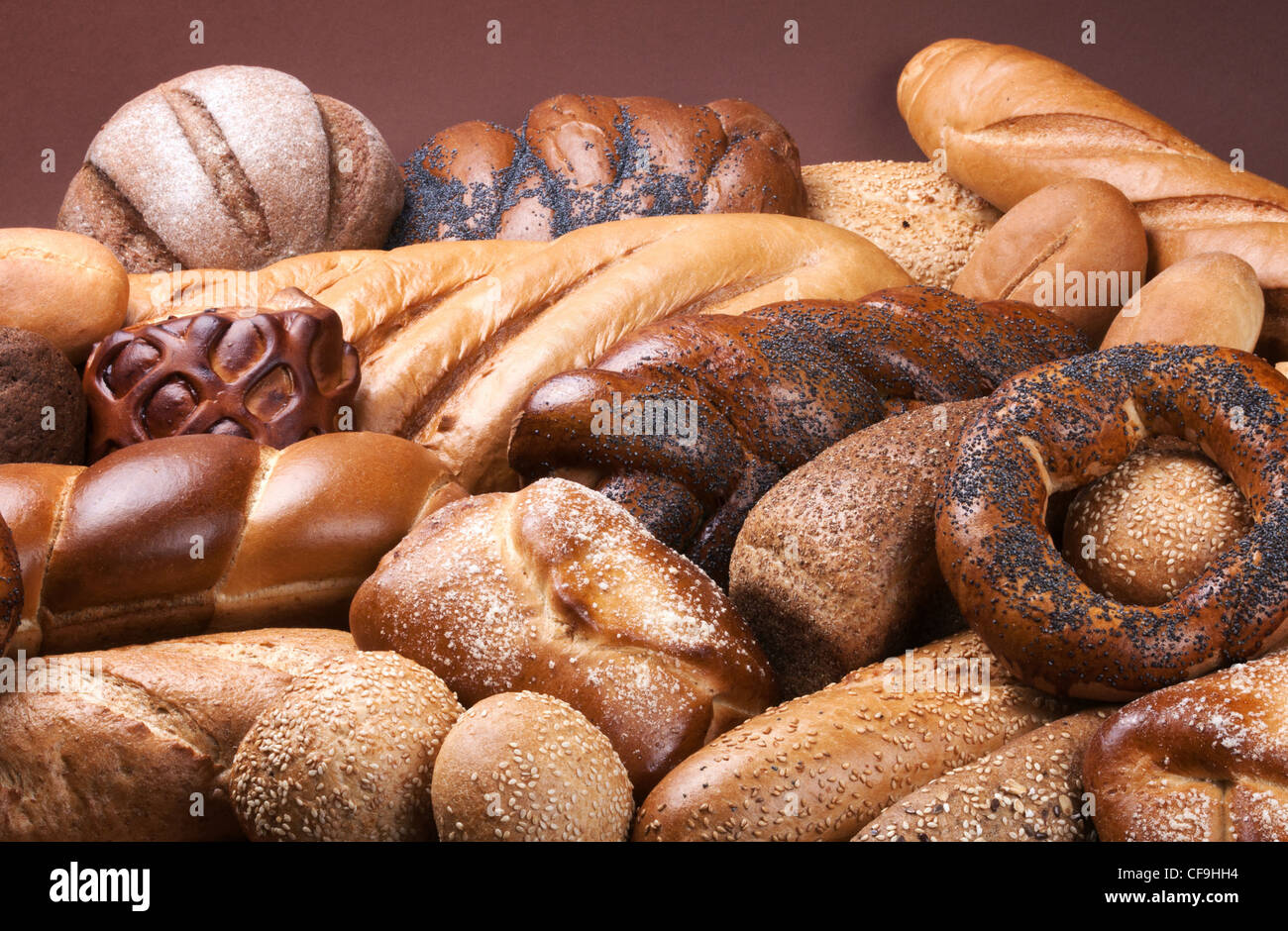 Sfondo scuro con assortimento di pane fresco Foto Stock