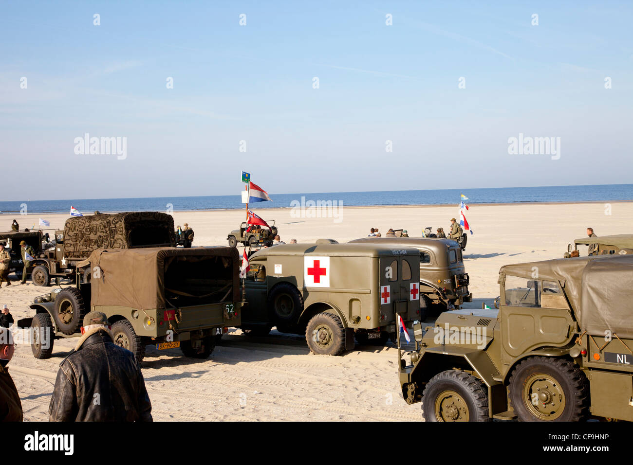 Camion dell'esercito e esercito jeep sulla spiaggia Foto Stock