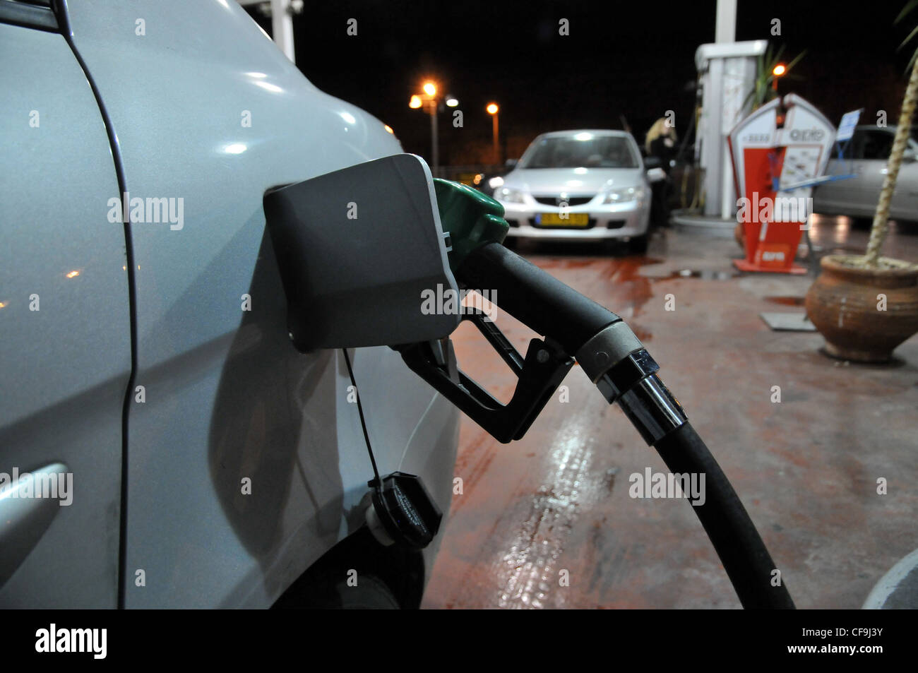 Rifornimento benzina senza piombo in corrispondenza di una stazione di benzina, foto di Shay prelievo Foto Stock
