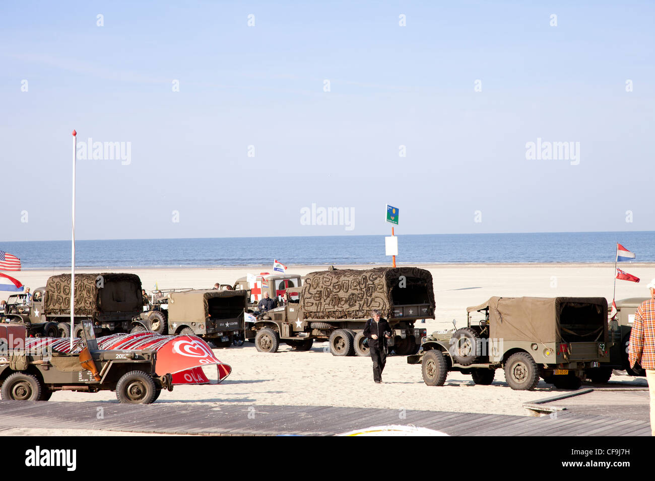 Camion dell'esercito e esercito jeep sulla spiaggia Foto Stock