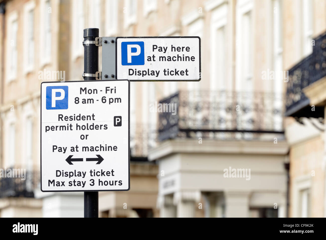 Resident Permit Holders e pagare in macchina parcheggio auto segni, Glasgow, Scotland, Regno Unito Foto Stock