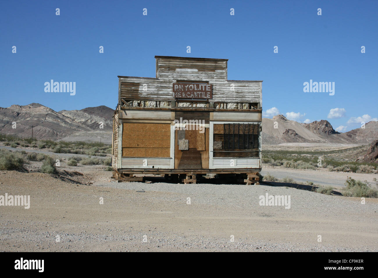 Un intavolato edificio di riolite, città fantasma, Valle della Morte, Nevada, STATI UNITI D'AMERICA Foto Stock