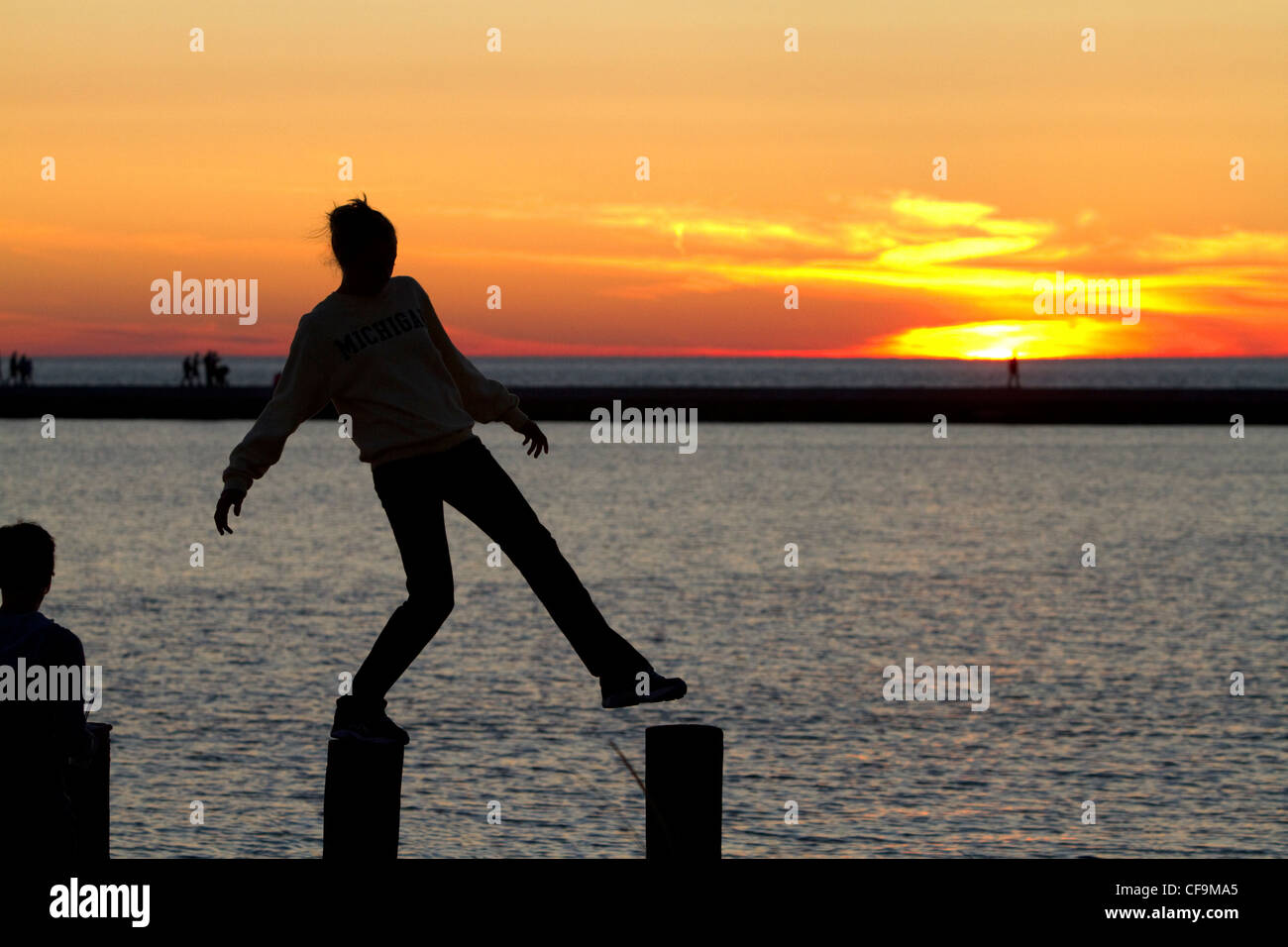 La gente guarda il tramonto sul Lago Michigan presso Pere Marquette porto situato in Ludington, Michigan, Stati Uniti d'America. Foto Stock