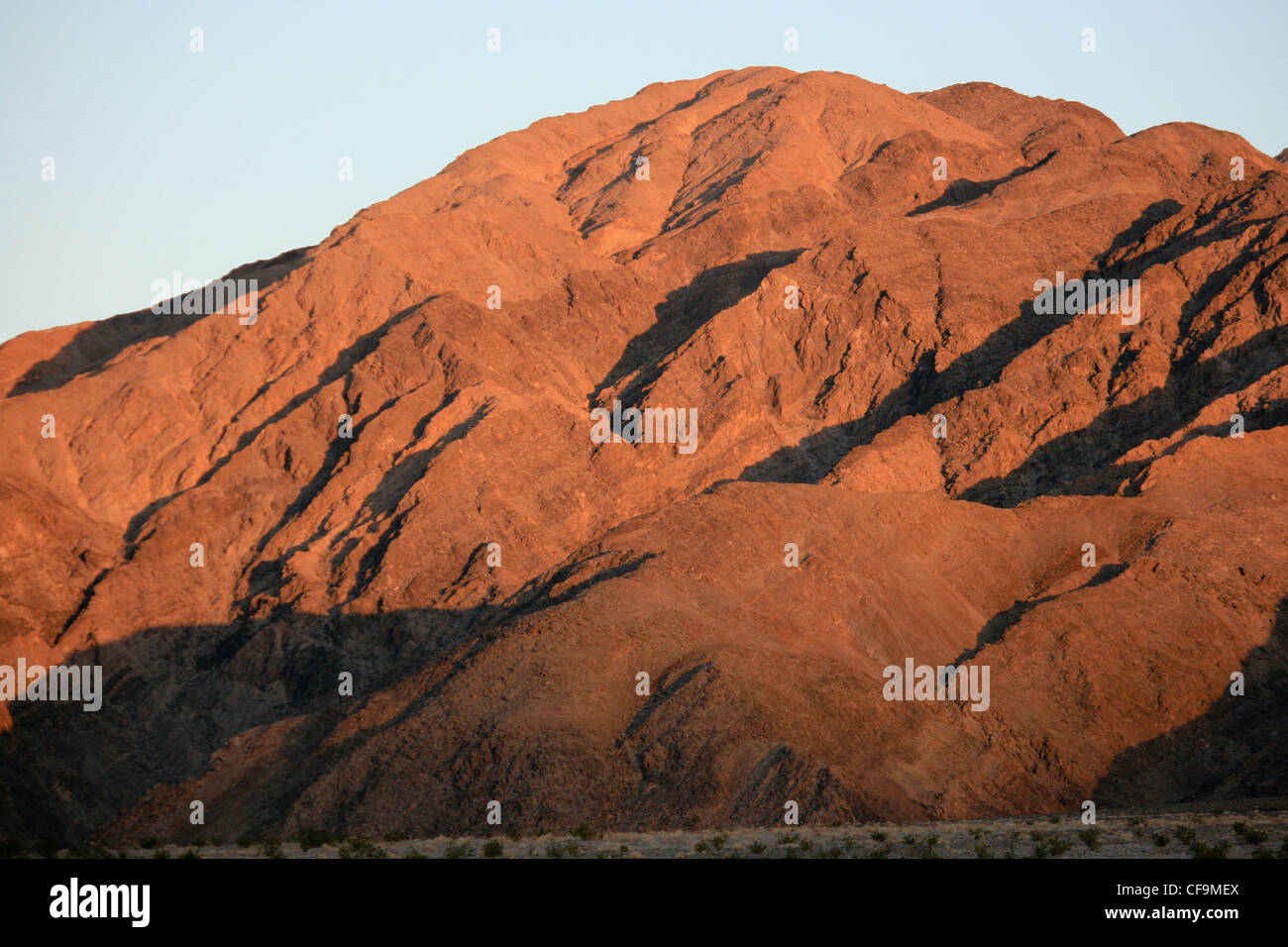 Montagna rossa nel tubo da stufa di pozzi, Death Valley, California, Stati Uniti d'America Foto Stock