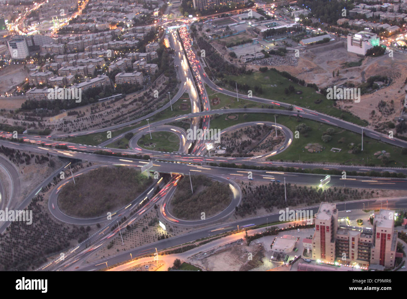 A foglia di trifoglio interchange sistema stradale con il traffico di sfocatura in Tehran Iran Foto Stock