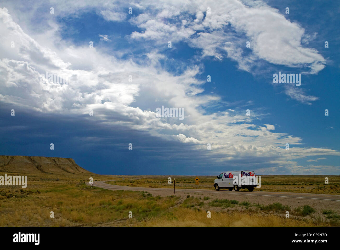 Nuvole temporalesche e autostrada vicino Green River, Wyoming negli Stati Uniti. Foto Stock