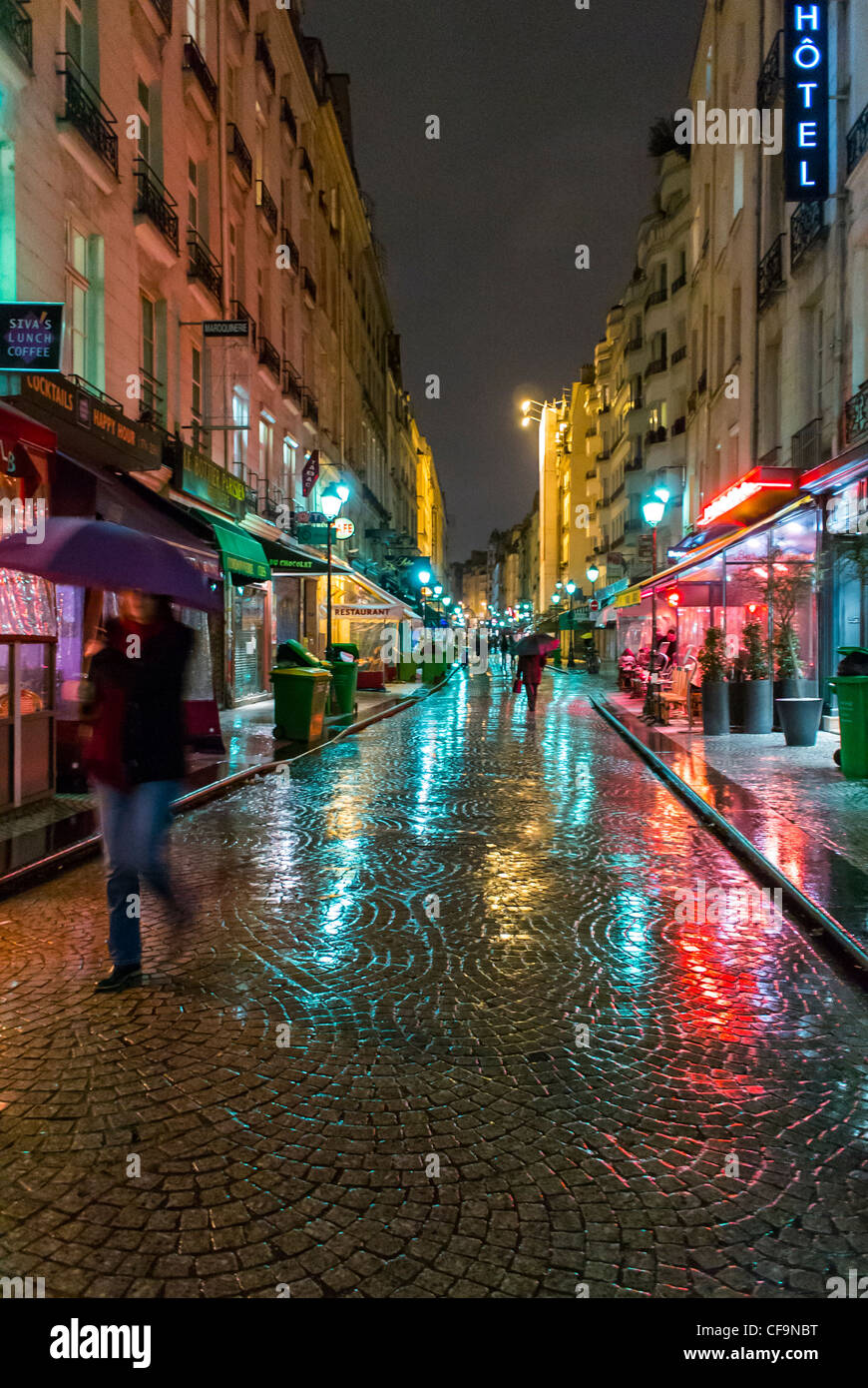 Parigi, Francia, pietra ciottoli Street scene, luci, notte, pioggia, nel quartiere Montorgeuil Foto Stock