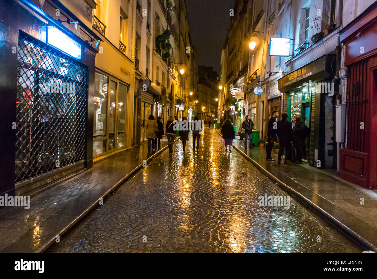 Parigi, Francia, pietra ciottoli Street scene, luci, notte, pioggia, nel quartiere Montorgeuil Foto Stock