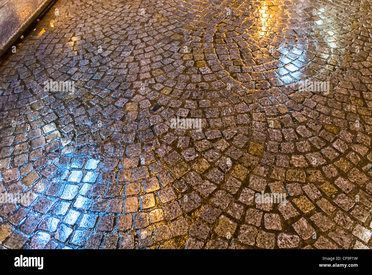 Parigi, Francia, pietra ciottoli Street scene, notte, pioggia, nel quartiere Montorgeuil Foto Stock