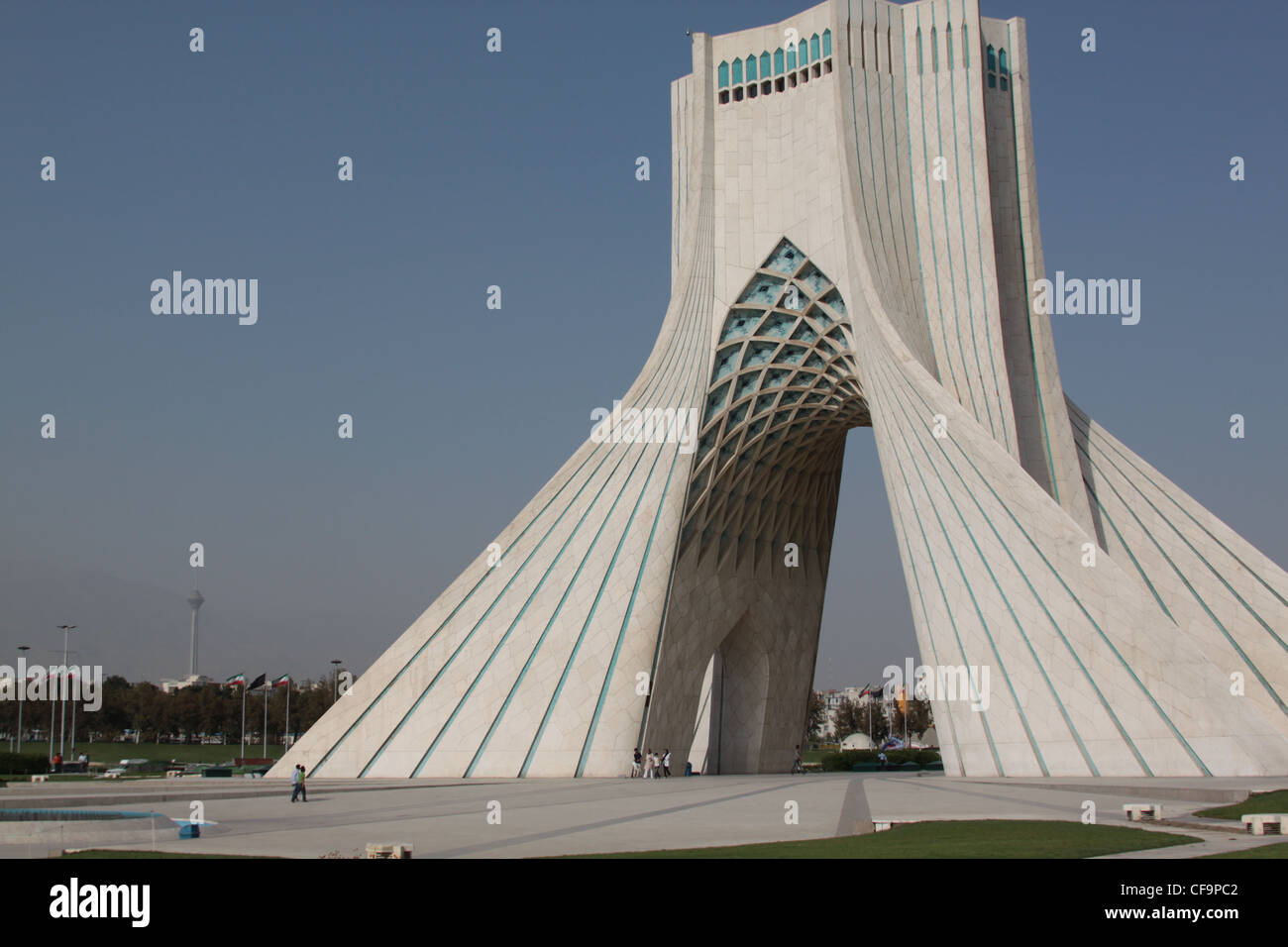 Azadi Tower con torre Milad in background Tehran Iran Foto Stock