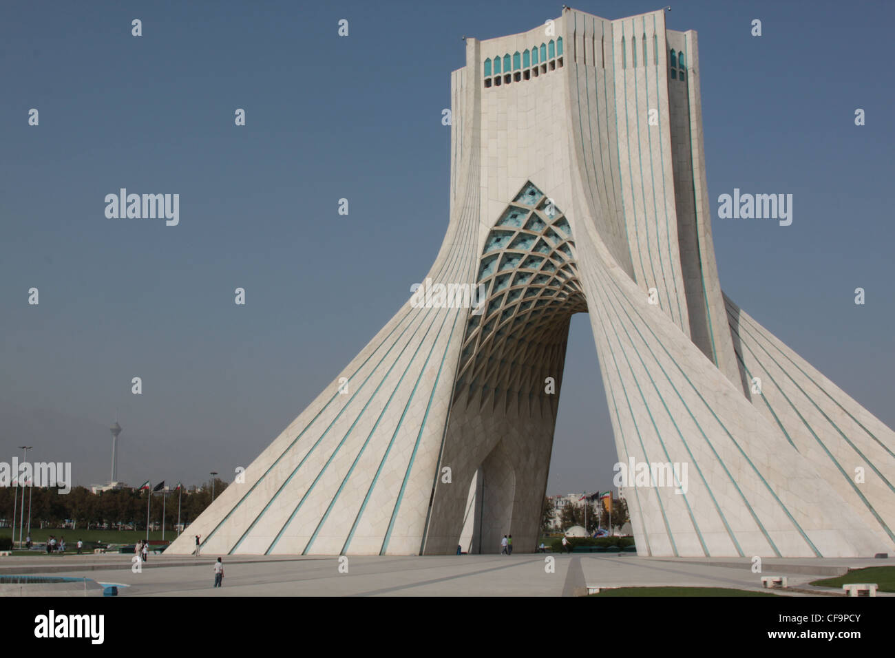 Azadi Tower con torre Milad in background Tehran Iran Foto Stock