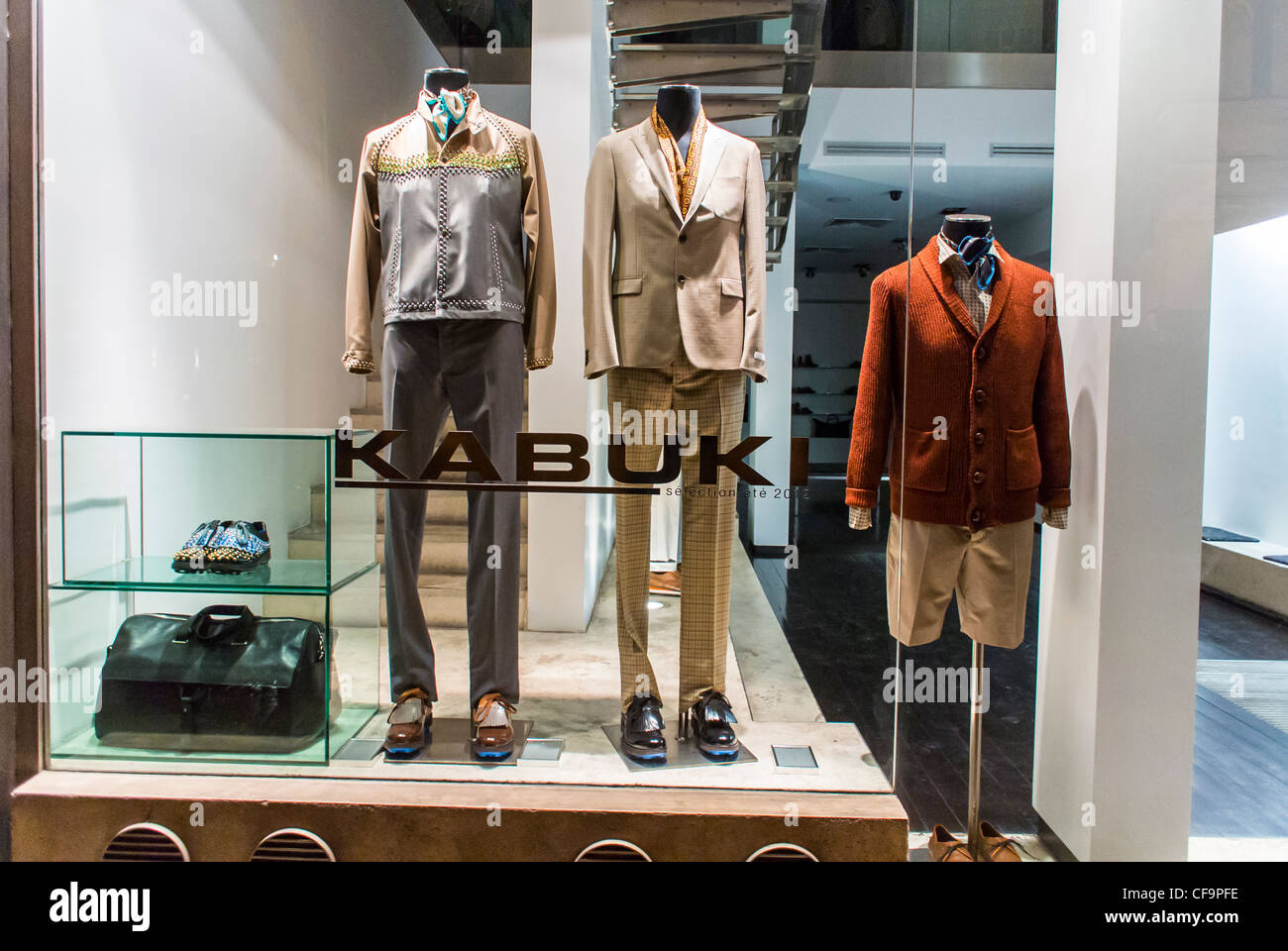 Parigi, Francia, negozi, abbigliamento e accessori uomo, vetrina frontale con manichini "Kabuki", piccolo negozio notturno, abbigliamento uomo Foto Stock