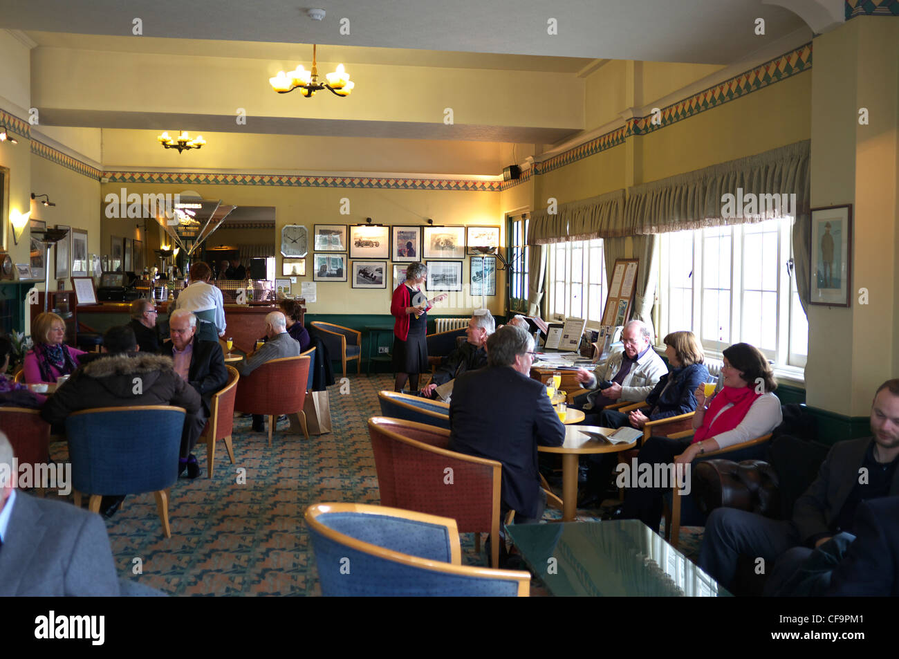 1930 clubhouse presso il Brooklands Museum torre di controllo, casa di Concorde. Foto Stock