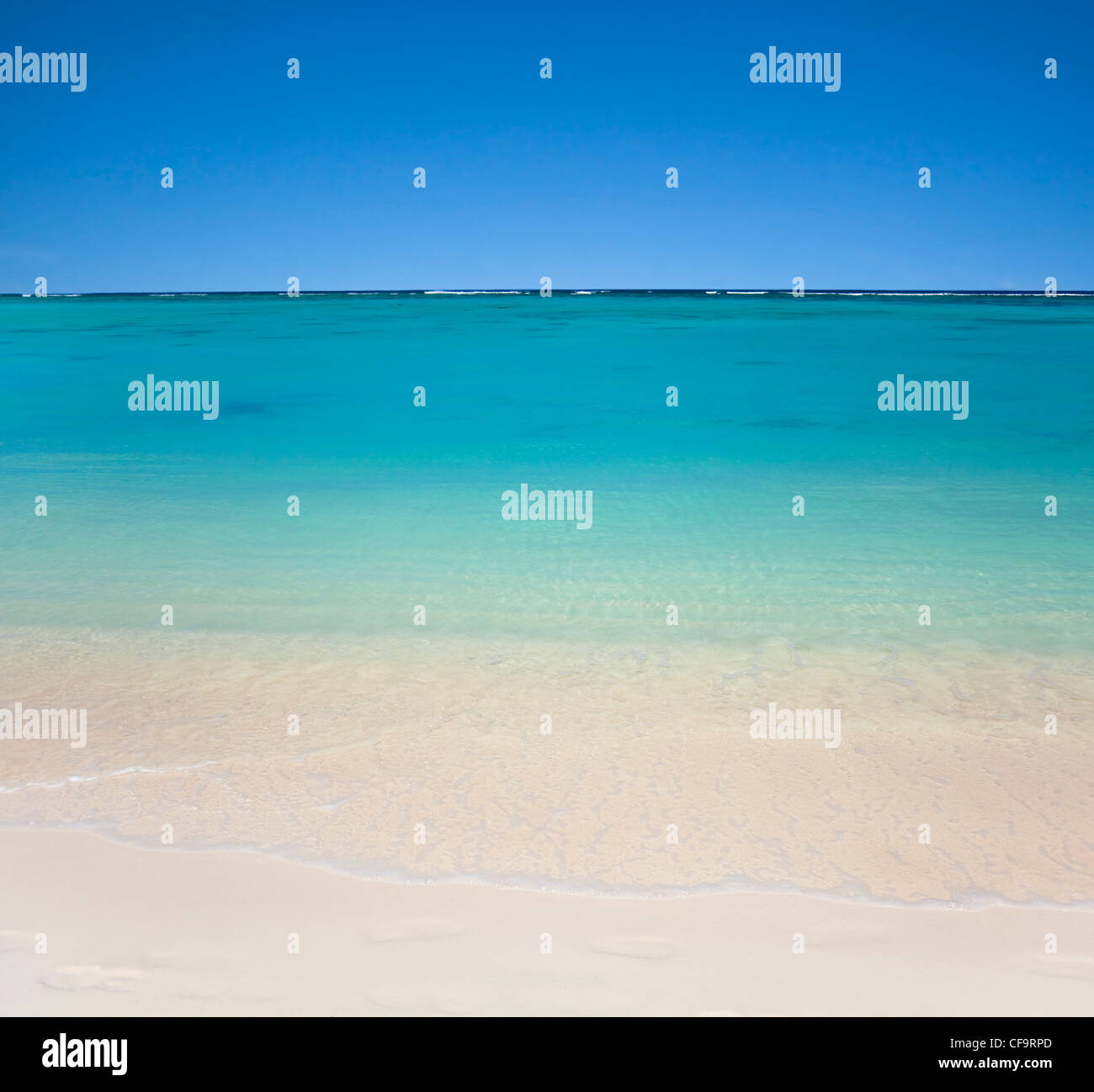 Spiaggia con acque limpide e cielo blu Foto Stock