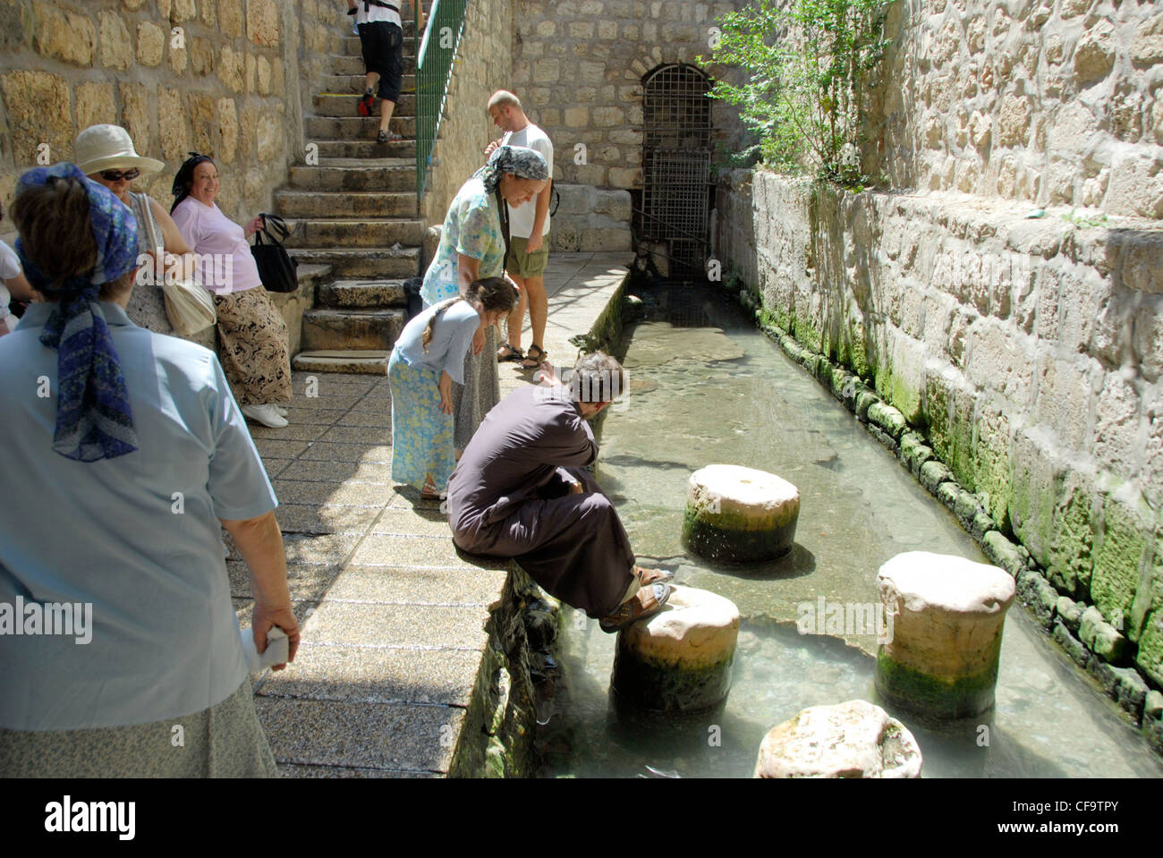 Chiesa russo-ortodossa pellegrini presso la piscina di Siloe a Gerusalemme, Israele Foto Stock