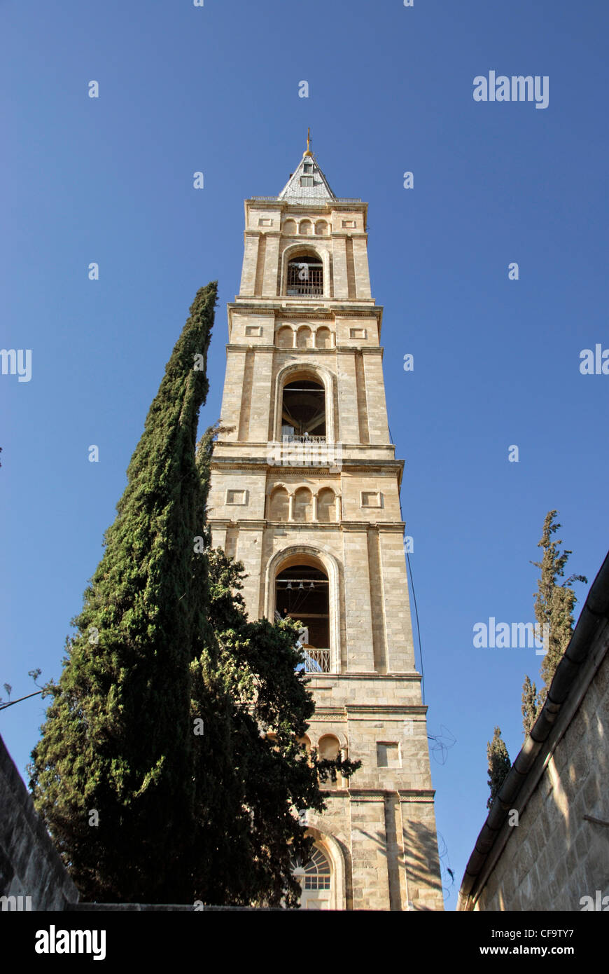 Torre Campanaria presso il monastero russo di ascensione a Gerusalemme, Israele. La torre è chiamata la candela russo Foto Stock