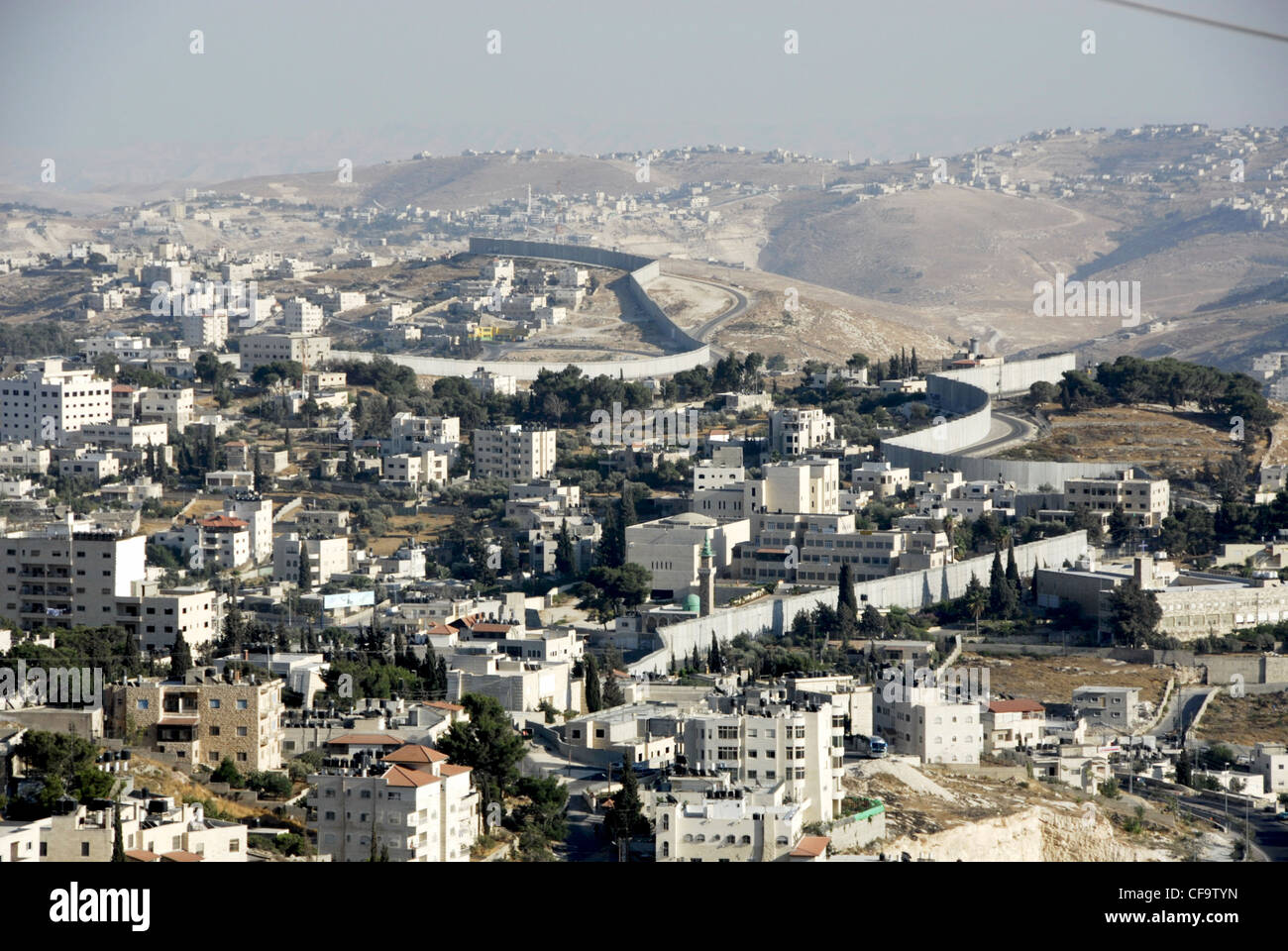 Vista verso Betania che mostra la parete divisoria tra ebrei e zone palestinesi (West Bank) Foto Stock