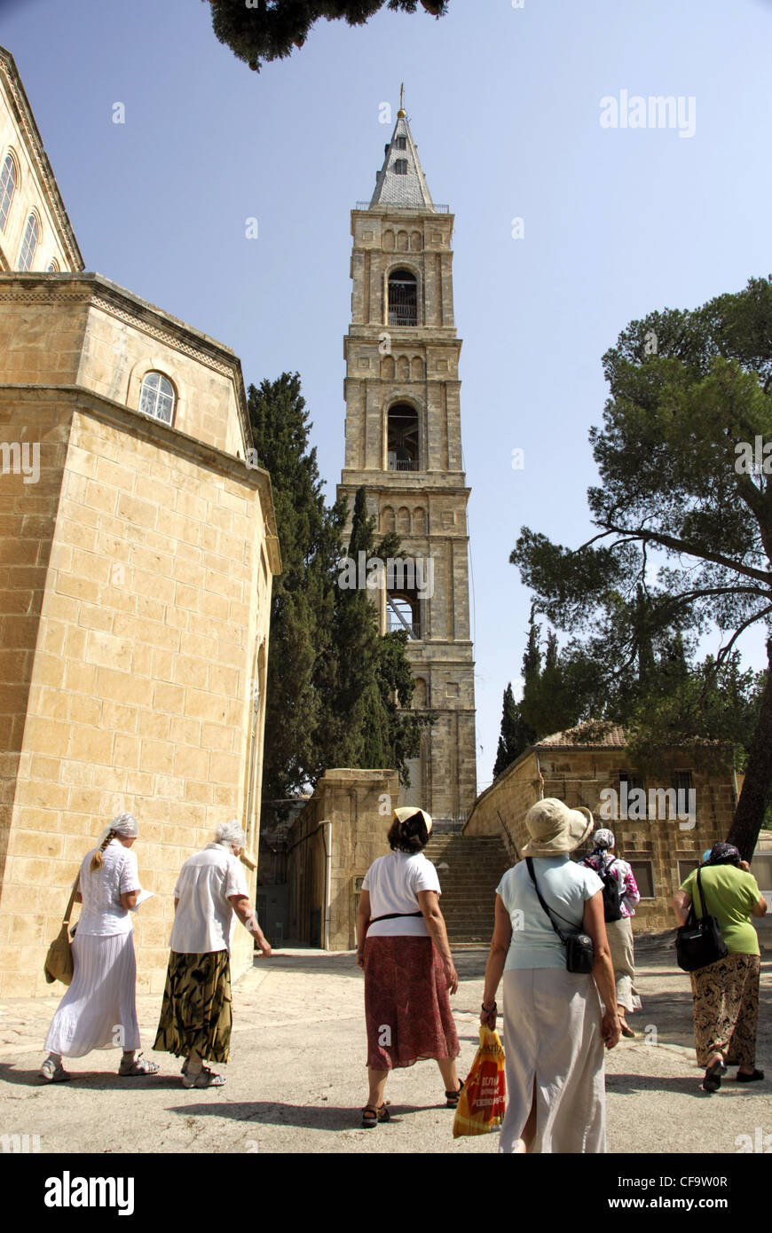 Pellegrini diretti alla veglia All-Night service al russo monastero ortodosso di ascensione sul Monte degli Ulivi di Gerusalemme, Israele Foto Stock