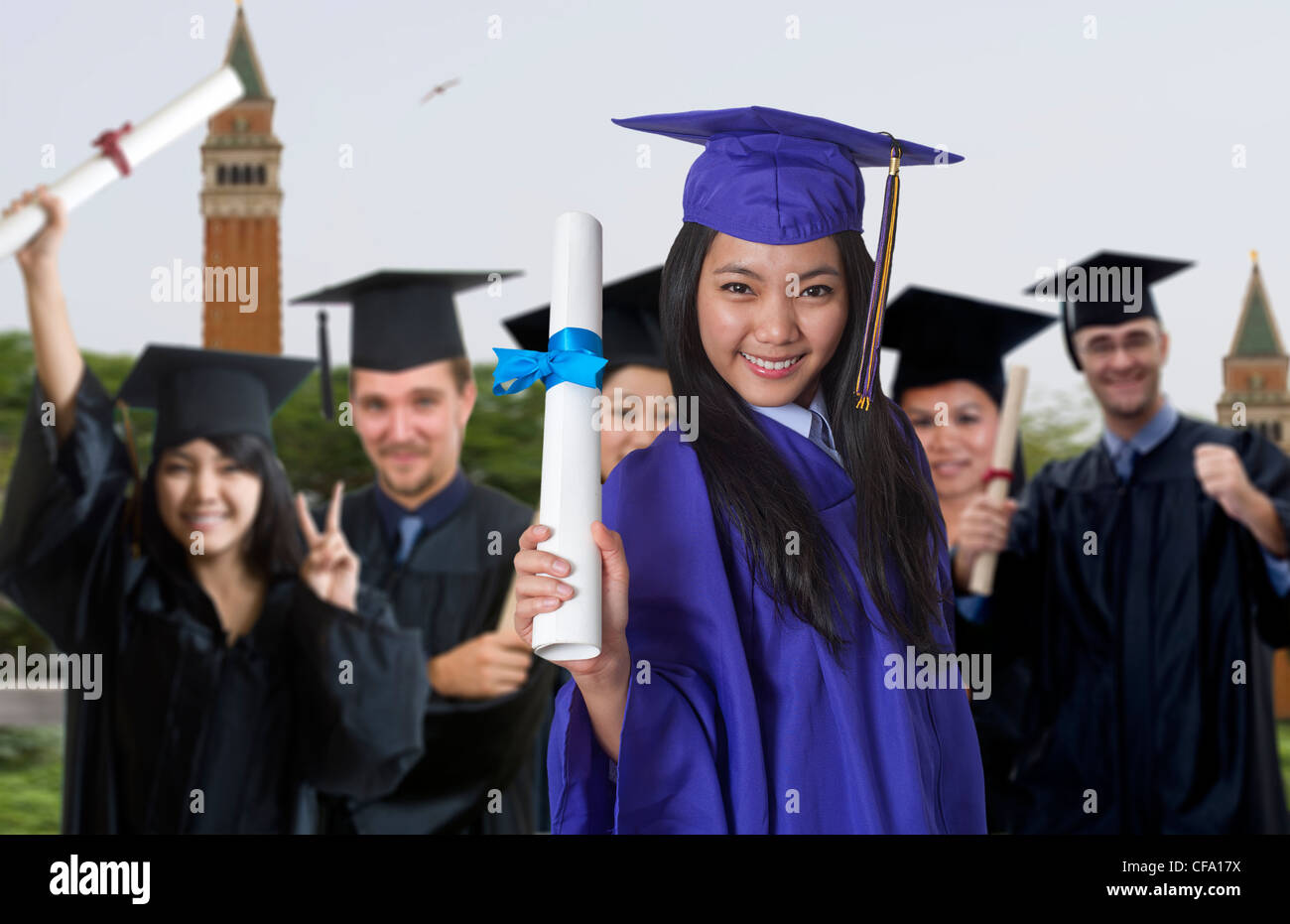 Giovane donna e i suoi compagni con graduazione cappello e camice Foto Stock