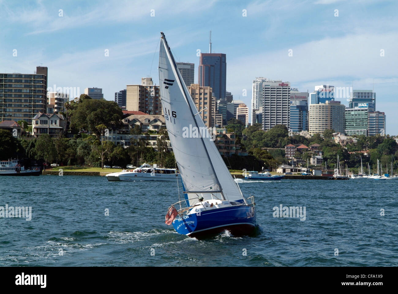 Australia, Nuovo Galles del Sud, Sydney Harbour, yachting,North Sydney uffici in background Foto Stock