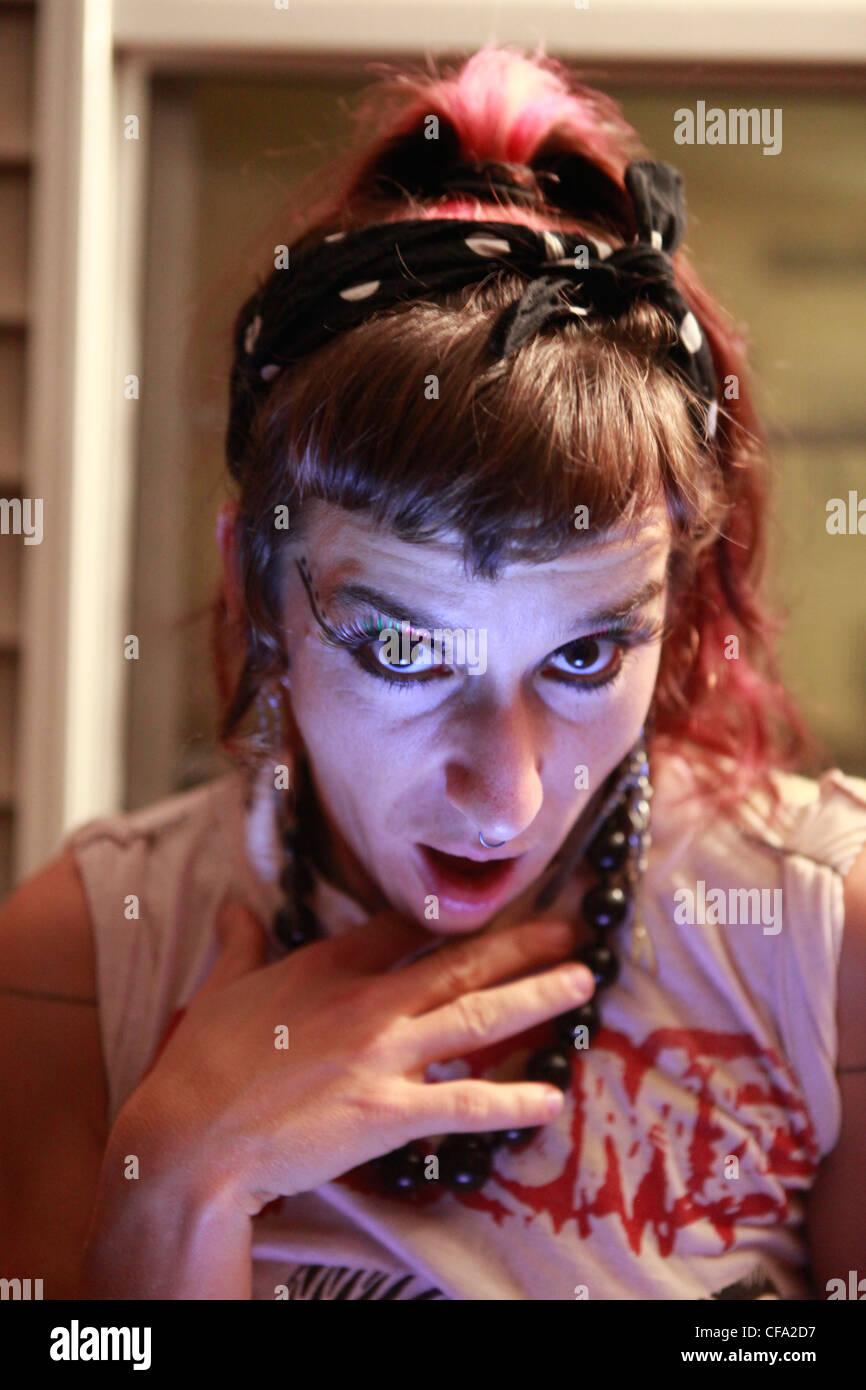 Florida punk rocker donna ritratto femminile House show punk ghost house Bloomington Indiana Foto Stock