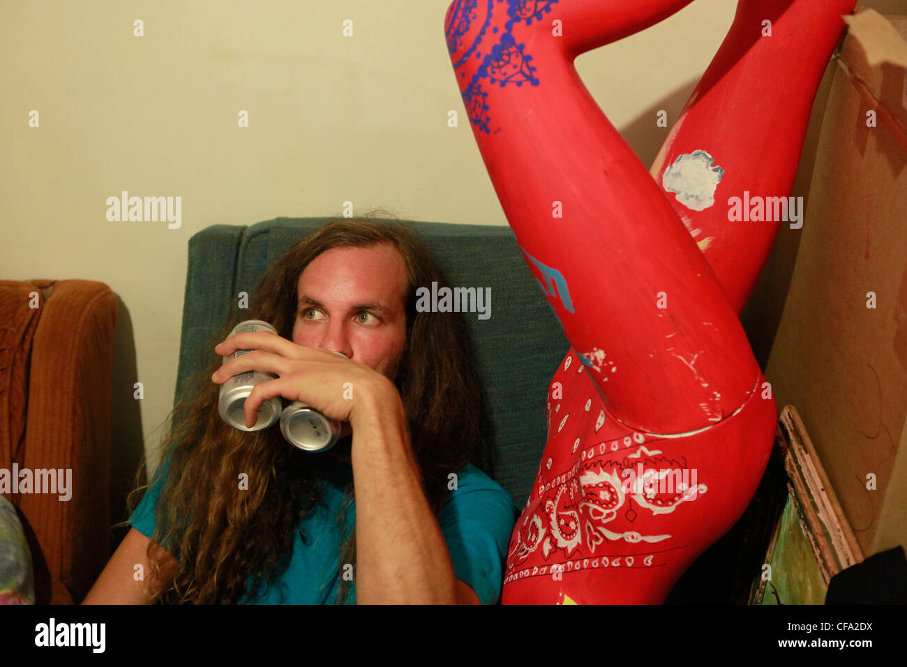 Punk rocker bere due birre accanto a manequin House show punk ghost house Bloomington Indiana Foto Stock