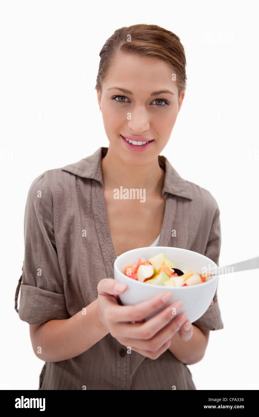 Donna con ciotola di insalata di frutta Foto Stock