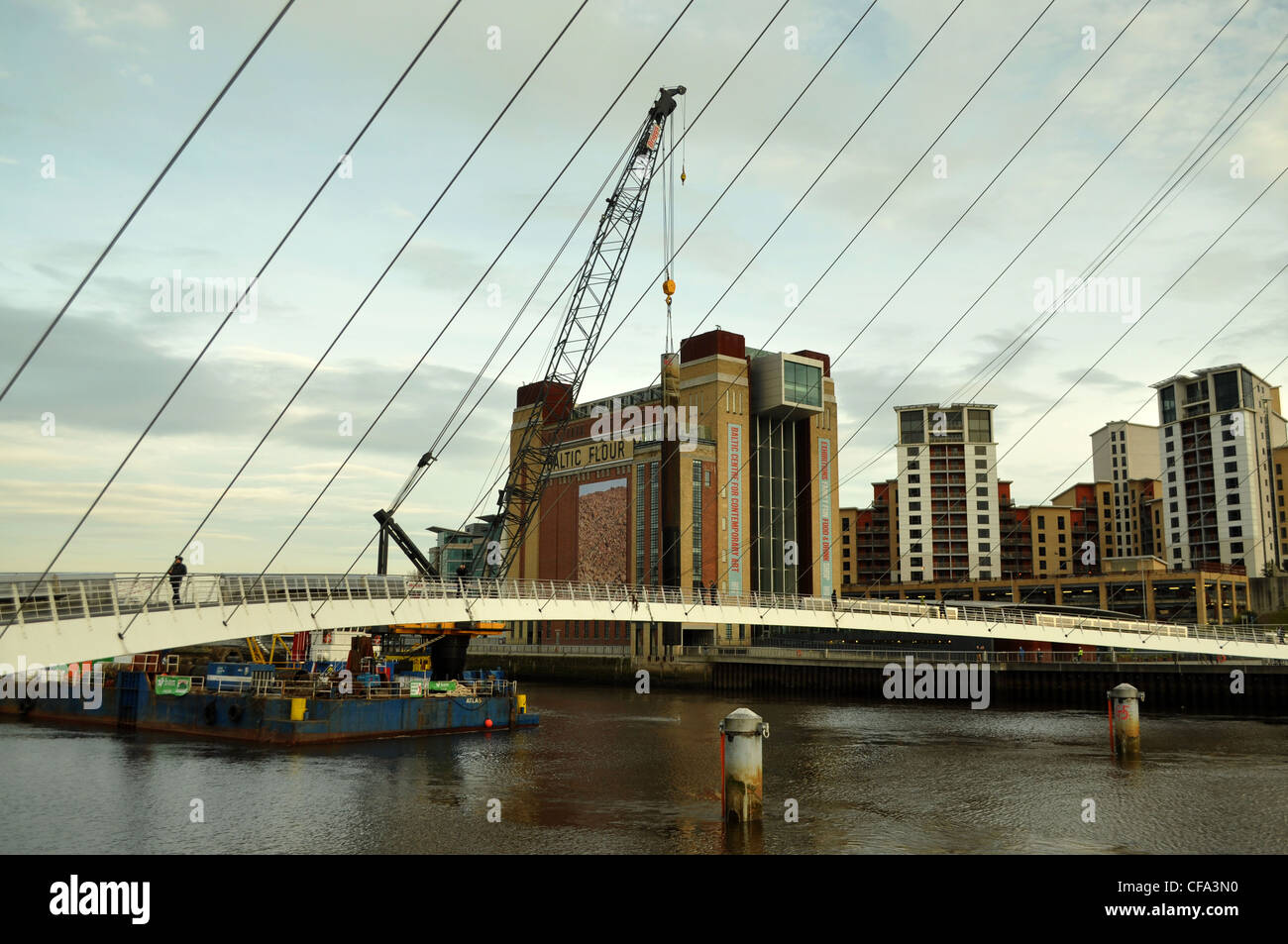 Millennium bridge Newcastle upon Tyne lampeggiante occhio Foto Stock