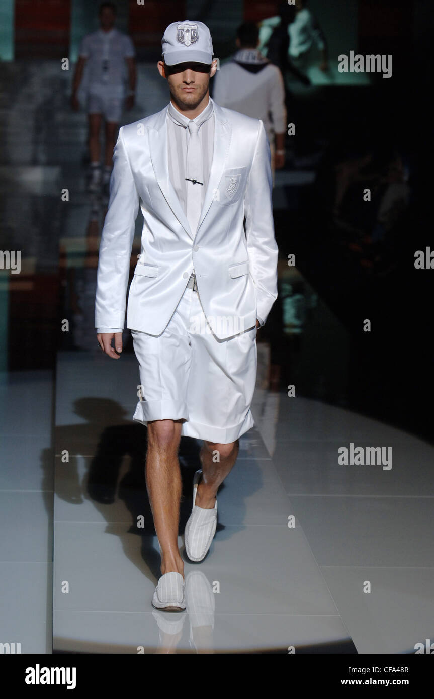 Dolce & Gabbana Milano pronto a indossare abbigliamento Uomo Primavera  Estate indossa il modello bianco cappello da baseball D&G iniziali, una camicia  bianca e cravatta Foto stock - Alamy