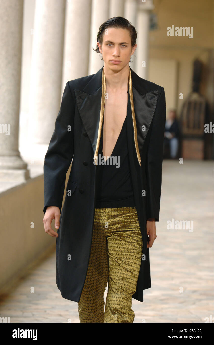 Alexander McQueen Milano pronto a indossare abbigliamento Uomo Primavera  Estate Brunette modello maschile che indossa una lunghezza al ginocchio  cappotto nero rivestimento in oro Foto stock - Alamy