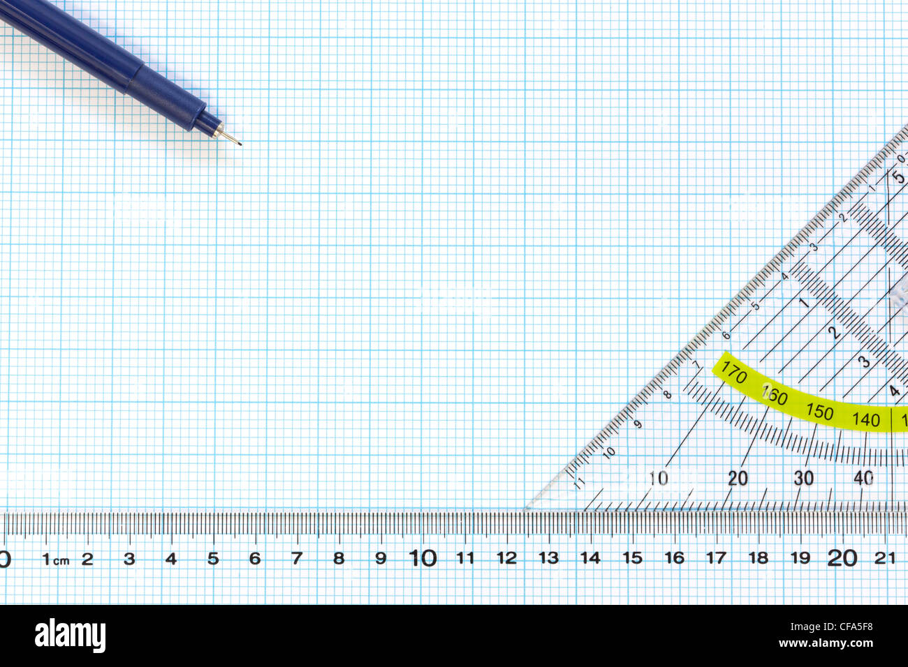 Still Life foto del grafico di ingegneria di carta con una multa 0,1mm penna, goniometro e righello Foto Stock