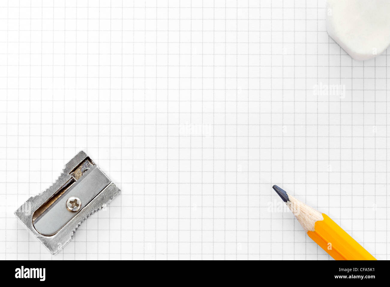 Foto di vuoto grafico quadrato di carta con una matita gialla, gomma e temperino, aggiungere il vostro testo o grafico. Foto Stock