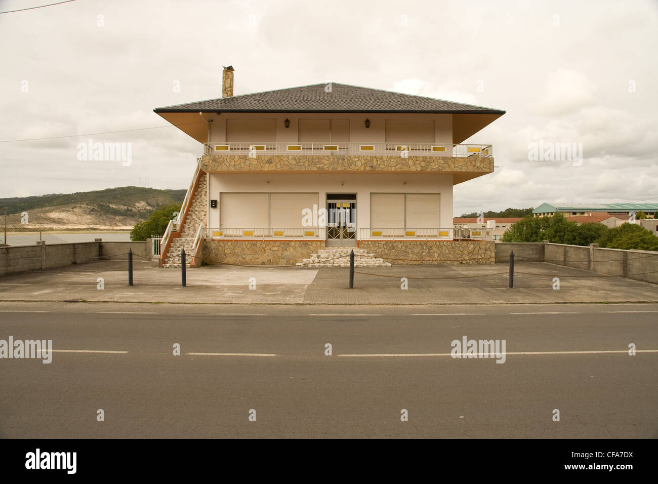 Grande vacanza spagnola home chiuso per la stagione lungo la costa Galacian Foto Stock
