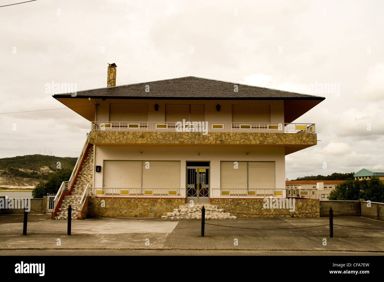 Grande vacanza spagnola home chiuso per la stagione lungo la costa Galacian Foto Stock