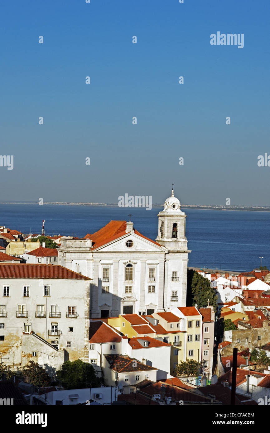 Il Portogallo, Europa, Lisbona Lisboa Rua do Limoeiro, visualizzare Miradouro de Santa Luzia, Alfama, Tejo, chiesa, Santo Estevao, edificio Foto Stock