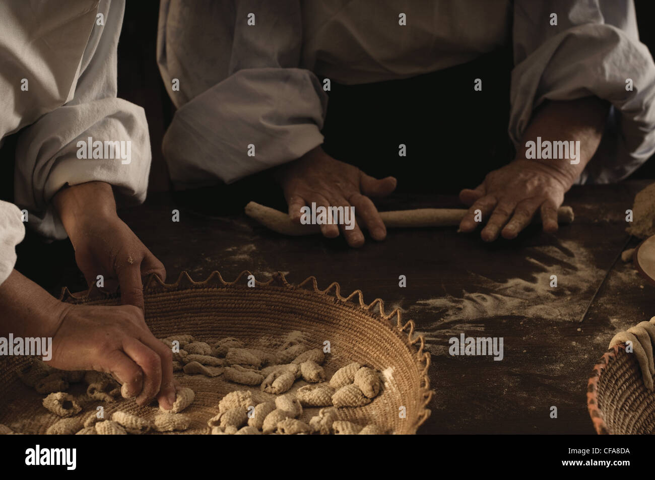 Chef gnocchi di rotolamento impasto in cucina Foto Stock