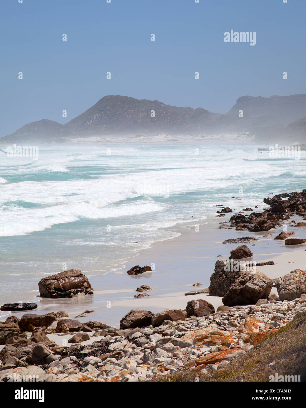 Misty scogliere vicino a Scarborough sulla Penisola del Capo in Sudafrica Foto Stock