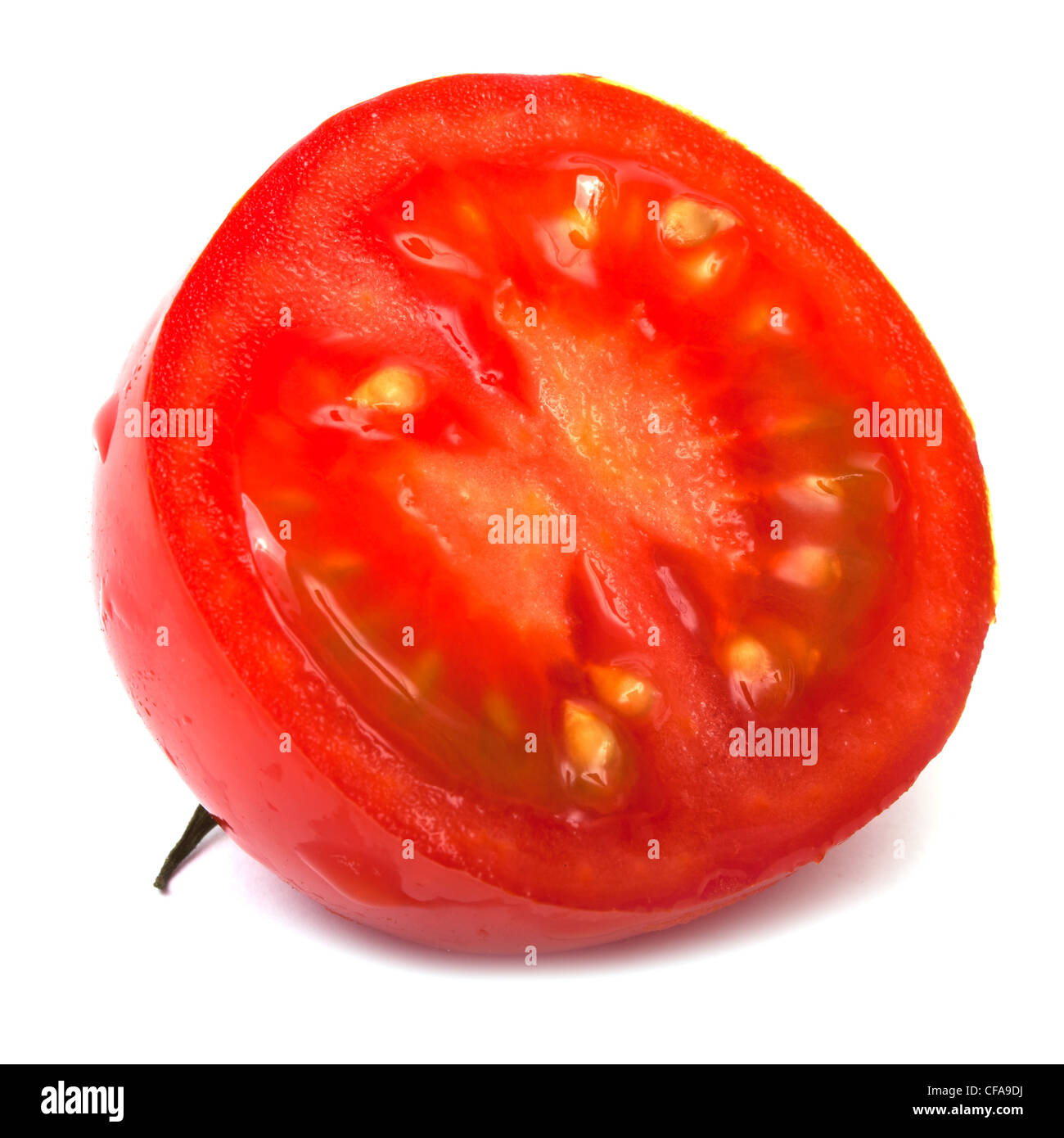 Fette di pomodoro rosso su sfondo bianco isolato con ombra Foto Stock