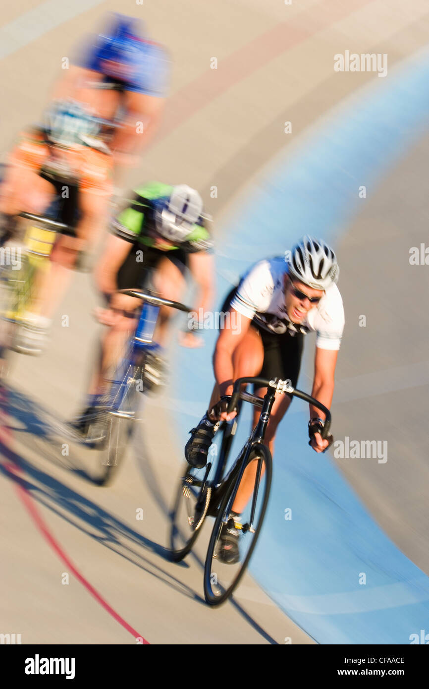 I ciclisti sulla pista da corsa. Foto Stock