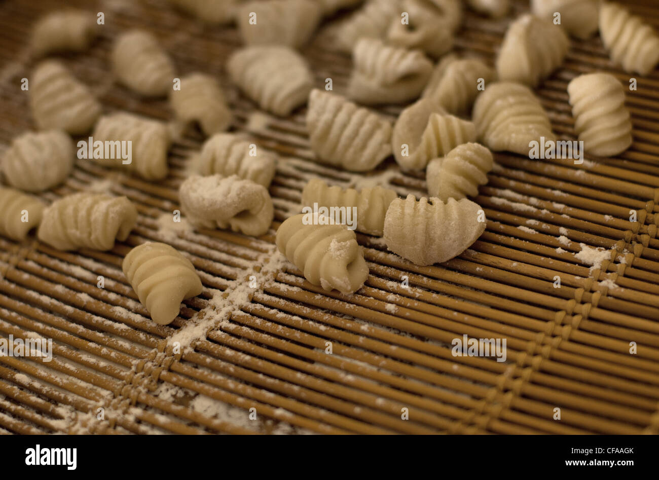 Close up dei rotoli di pasta gnocchi Foto Stock